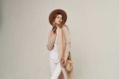 Modern tarz hafif arka plan pozu veren şapkalı güzel bir kadın.