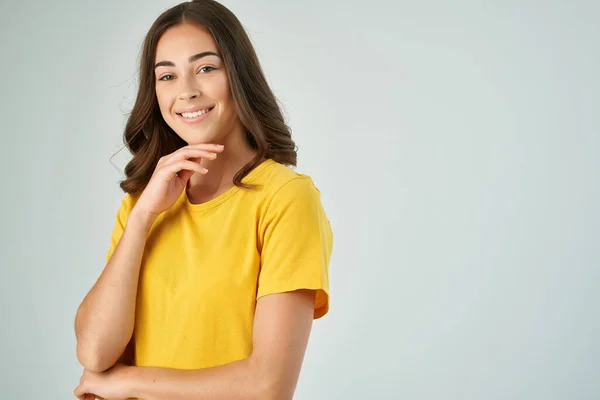 Χαμογελαστή μελαχρινή σε ένα κίτρινο t-shirt μοντέρνο χτένισμα close-up — Φωτογραφία Αρχείου