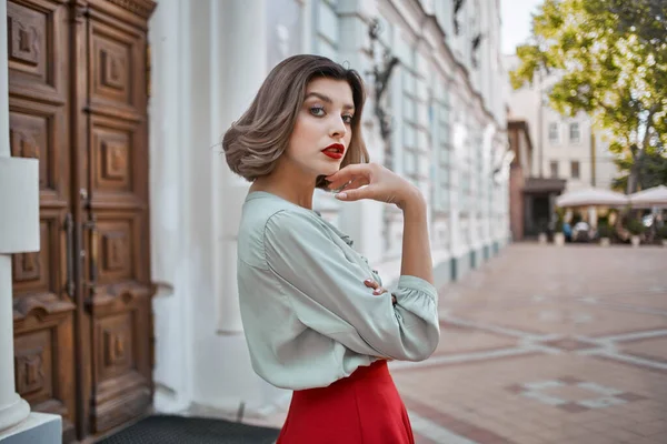 Cheerful blonde walks outdoors in the city lifestyle — Stock Photo, Image