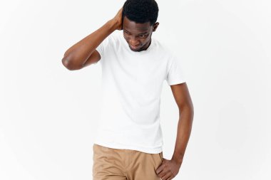 Beyaz t-shirt 'lü Afrikalı adam stüdyo modası modern tarz.