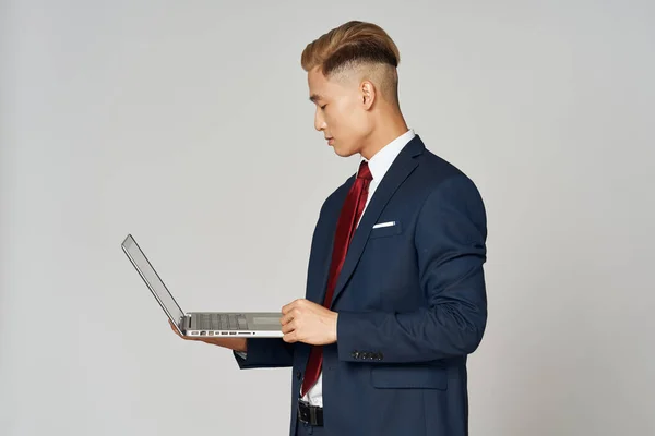 Homem de negócios em terno laptop tecnologia comunicação on-line — Fotografia de Stock