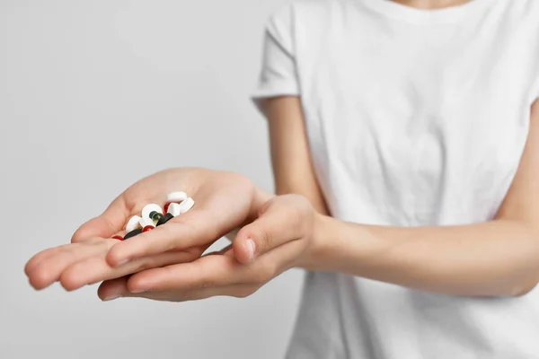 Mujer sosteniendo pastillas en cápsulas en el tratamiento de medicamentos de farmacia de palma — Foto de Stock