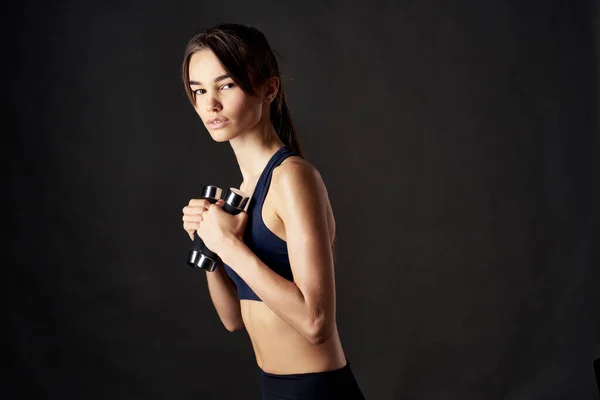 Mujer atlética figura delgada mancuerna fuerza ejercicio muscular — Foto de Stock