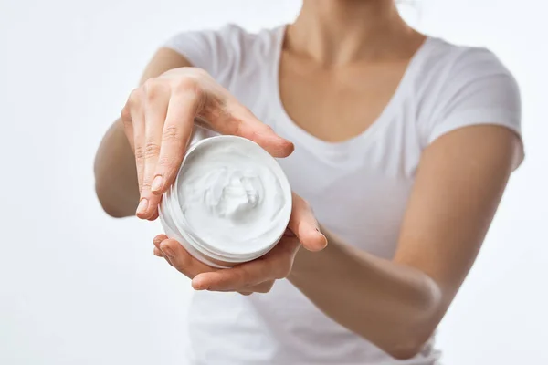 Mulher com nata em mãos cosméticos mão cuidados com a pele close-up — Fotografia de Stock