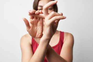 Parmaklarında eklem ağrısı olan kadın eklem iltihabı tedavisine yakın çekim