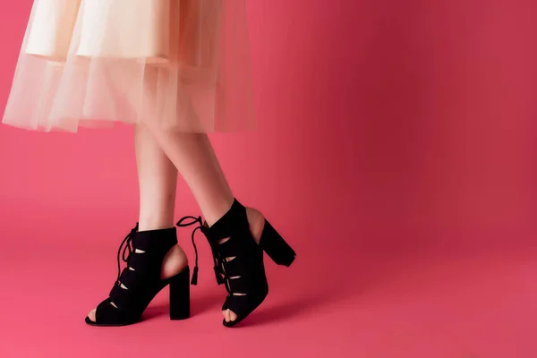 Kadınların siyah ayakkabıları modern moda pembe arka plan alışverişi — Stok fotoğraf