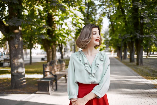 公園を歩く陽気な女性｜レジャーライフスタイル — ストック写真