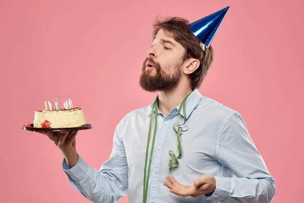 Мужчина проведение торт праздник праздник День рождения — стоковое фото