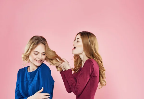 Dos hermanas en vestidos abrazos diversión amistad emociones — Foto de Stock