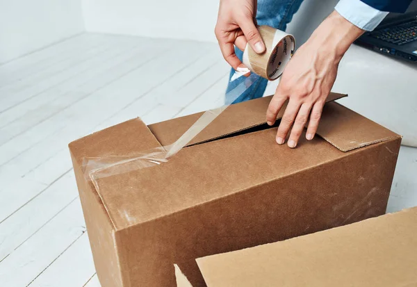 Kisten mit Sachen Büroangestellte professionelle Arbeitsstätte — Stockfoto