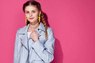 çekici bir kadın şık kıyafetler takılar pembe arka plan