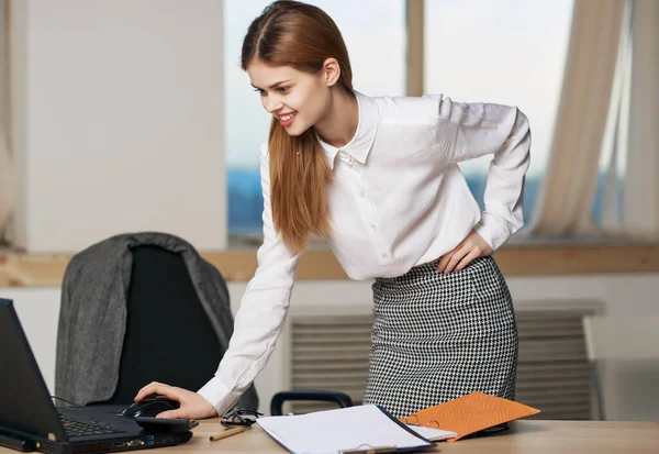 Mulher de negócios no escritório na frente da tecnologia laptop comunicação profissional — Fotografia de Stock