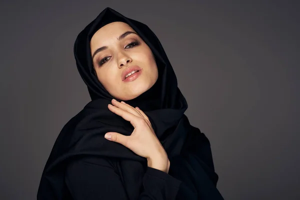 Moslim vrouw in zwart hijab religie donkere achtergrond — Stockfoto