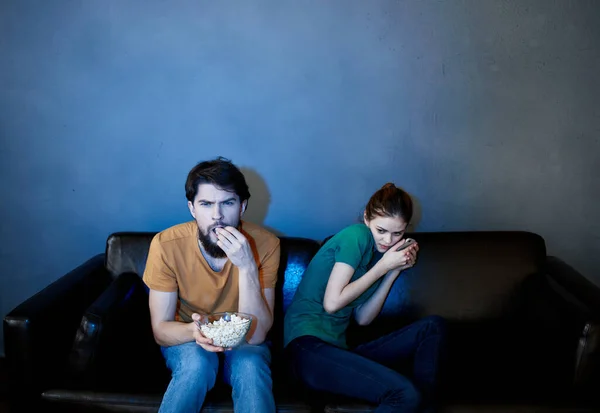 Alegre pareja casada en casa en el sofá viendo televisión entretenimiento — Foto de Stock