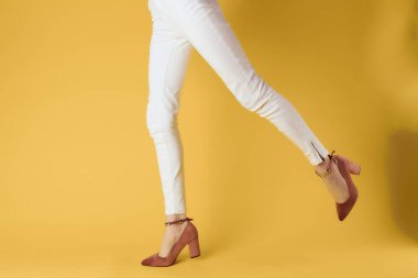 Bayan bacakları şık şık moda pozları veriyor.