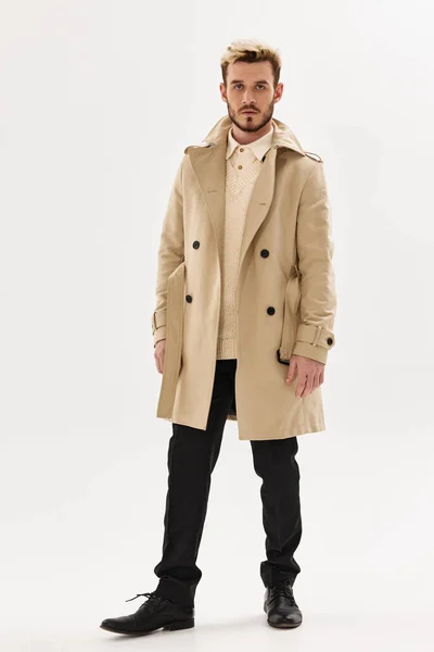 Man in beige jas herfst stijl en levensstijl herfst kleding — Stockfoto