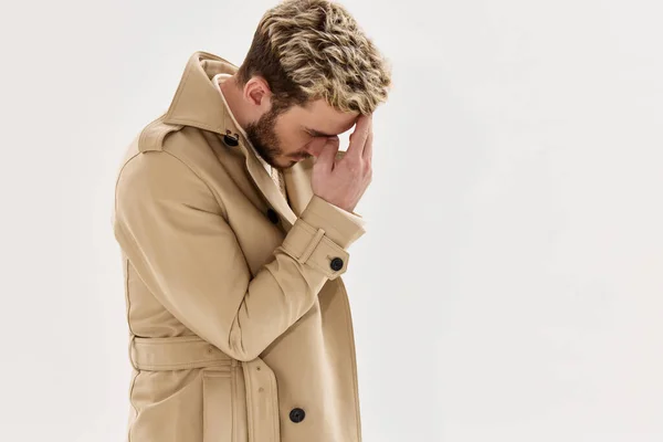 Homem segura a mão perto de seu rosto estilo de vida casaco penteado na moda — Fotografia de Stock