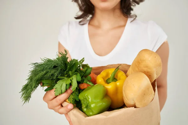 Mujer con paquete de productos vegetales primer plano vista recortada —  Fotos de Stock