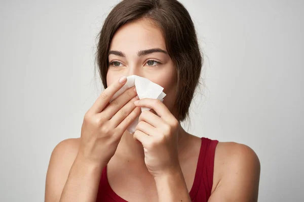 Mujer fría con pañuelo para la cabeza goteo nariz salud primer plano — Foto de Stock