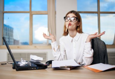 Masasında oturan kadın sekreter ofis bilgisayarını dolduruyor.