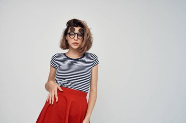 Kırmızı etekli çekici kadın moda özgüveni pozu veriyor