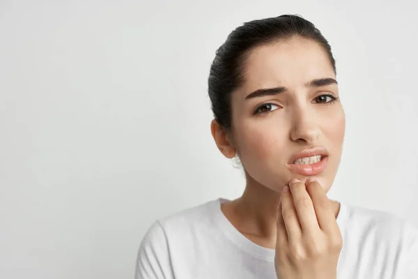 Mulher dor de dente insatisfação problemas de saúde odontologia — Fotografia de Stock
