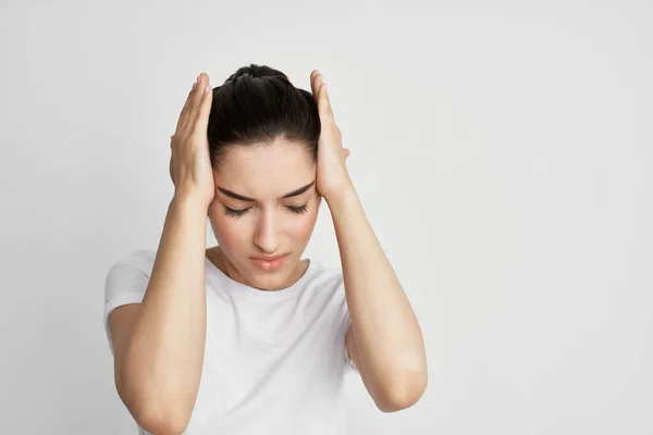 Vrouw met hoofdpijn met gezicht migraine emoties depressie — Stockfoto