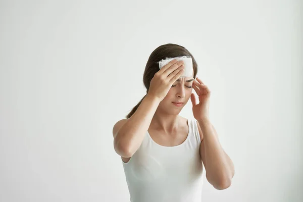 Femme en t-shirt blanc essuie son visage avec un mouchoir fièvre problèmes de santé froid — Photo