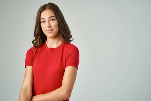 Vrolijk vrouw in rood t-shirt mode glamour lifestyle licht achtergrond — Stockfoto