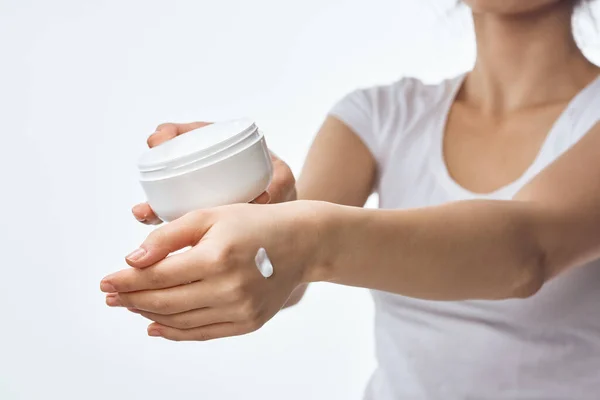 Женщина держит банку крема для ухода за кожей рук дерматологическая терапия — стоковое фото
