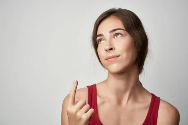 Женщина показывает проблемы со здоровьем указательного пальца крупным планом — стоковое фото