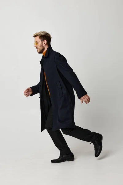 Homem moda óculos casaco estúdio movimento emoções — Fotografia de Stock