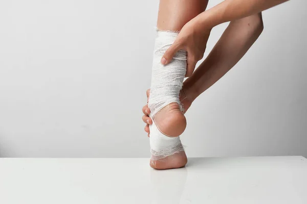 Leg injury bandage bandage close-up health problems — Stock Photo, Image