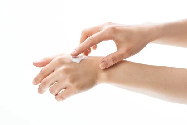 Mãos femininas creme dermatologia saúde cuidados com a pele — Fotografia de Stock