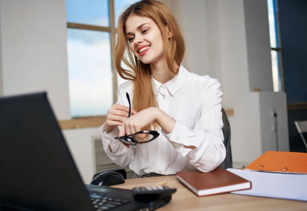 Femme d'affaires chemise blanche à la table devant le bureau des finances de l'ordinateur portable — Photo
