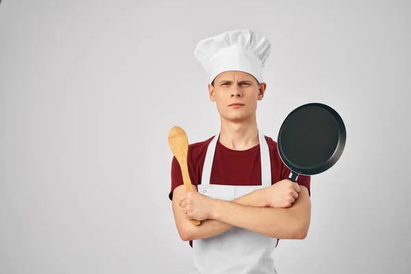 Chef con una tapa en la cabeza Sartén en las manos preparando comida —  Fotos de Stock