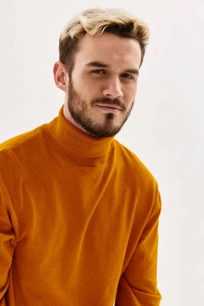 Férfi magányos mosoly divat modern stílus férfi ruházat — Stock Fotó