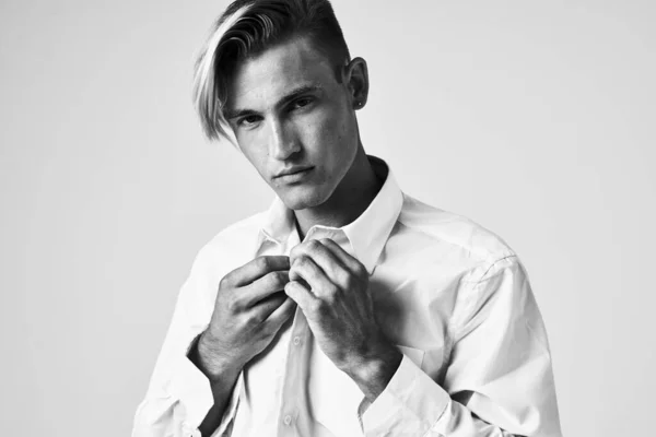 Man i vit skjorta fashionabla frisyr modell studio — Stockfoto