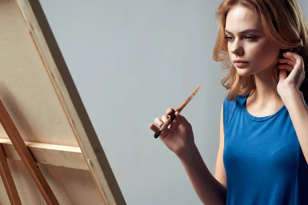 Nő művész festészet festőállvány művészet tanulás kreatív — Stock Fotó