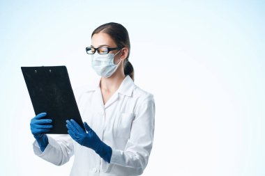 Beyaz önlüklü kadın doktor tıbbi maske laboratuarı