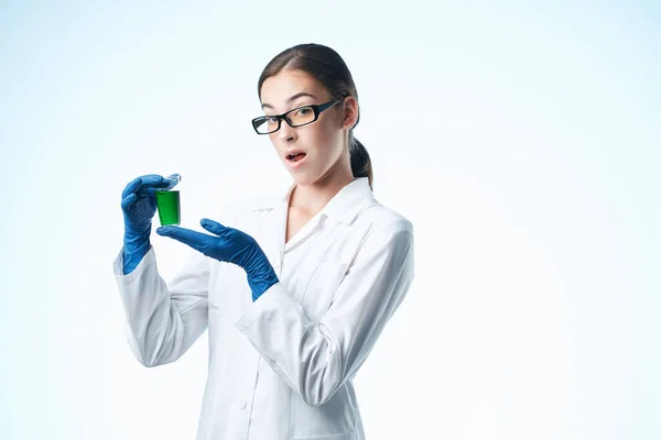 Femme assistant de laboratoire chimie professionnelle analyse en science de la technologie — Photo