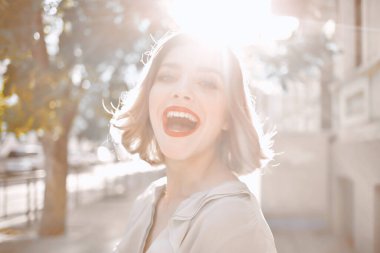 Neşeli sarışın açık hava yaz yaşam tarzı