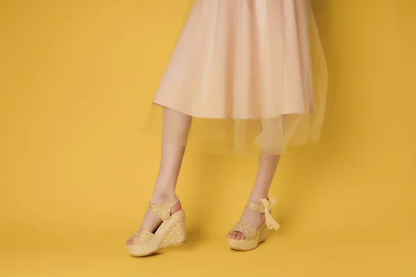 Női láb ruha cipő nyári stílus pózol — Stock Fotó