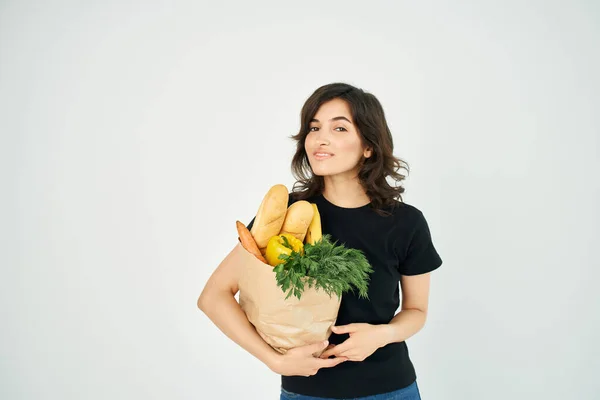 Alegre morena comida bolsa saludable comida supermercado —  Fotos de Stock