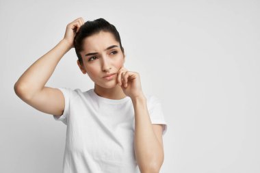 Beyaz tişörtlü kadın sağlık sorunu, sağlık ilacı tedavisi depresyonu