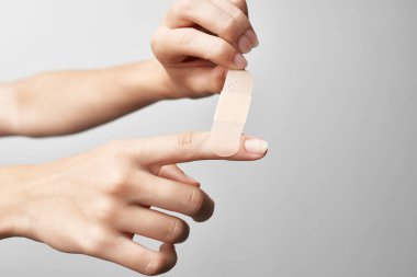 Yaralı parmak, yakın plan bandaj al.