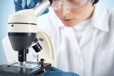 Mikroskop bilimsel araştırma mikrobiyolojisi arayan laboratuvar asistanı