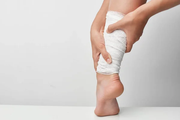 Problemas de salud traumatología de piernas vendadas de cerca — Foto de Stock