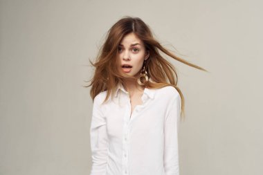 Küpeli çekici bir kadın beyaz cazibeli gömlekli modern tarz.