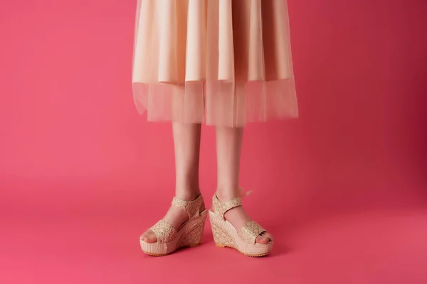 Fashion shoes cropped view female feet pink background cropped view — Stock Photo, Image